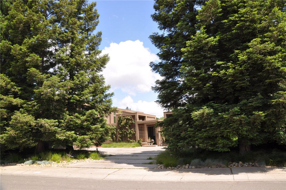 Grand Sequoia Entrance